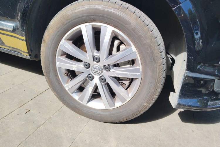 Used Volkswagen Caravelle 2017 2.0 TSI 4x4 Luxury Edition 7-Seater Right Front Wheel Hub