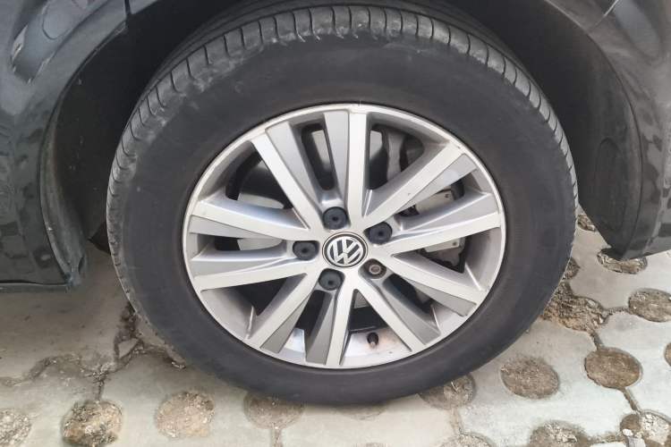 Used Volkswagen Caravelle 2017 2.0 TSI 4x4 Comfort Edition 7-Seater Right Front Wheel Hub