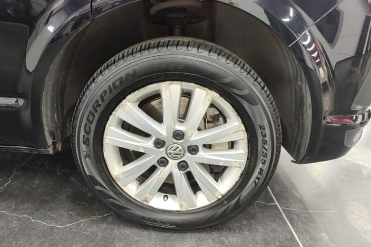 Used Volkswagen Caravelle 2017 2.0 TSI 4x4 Comfort Edition 7-Seater Right Front Wheel Hub