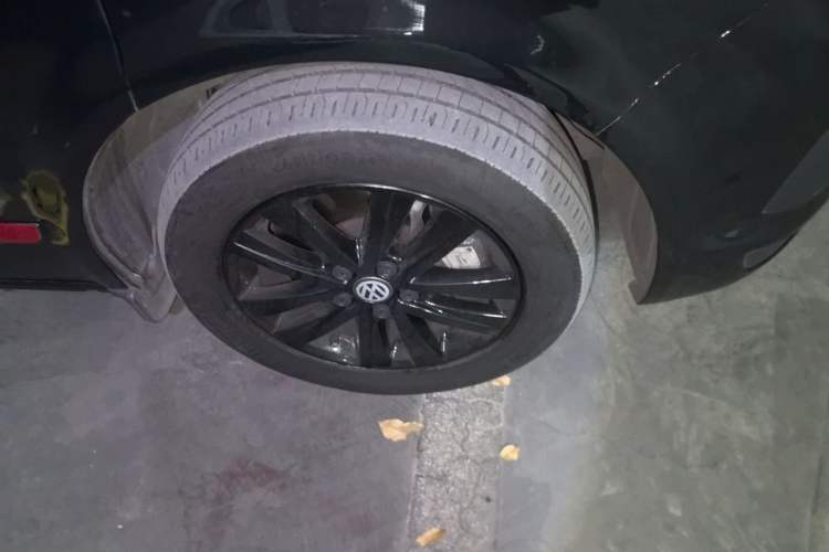 Used Volkswagen Caravelle  Right Front Wheel Hub