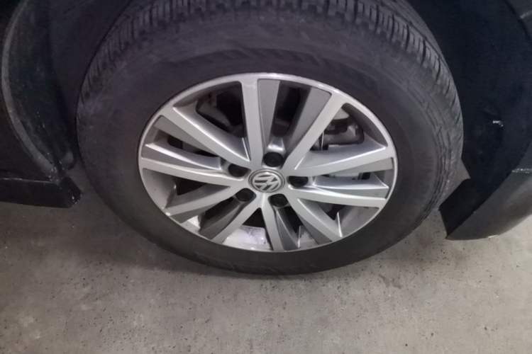 Used Volkswagen Caravelle 2017 2.0 TSI 4x4 Comfort Edition 7-Seater Right Front Wheel Hub