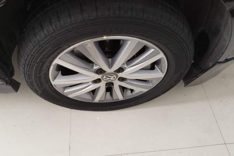 Used Volkswagen Caravelle 2017 2.0 TSI 4x4 Luxury Edition 7-Seater Right Front Wheel Hub