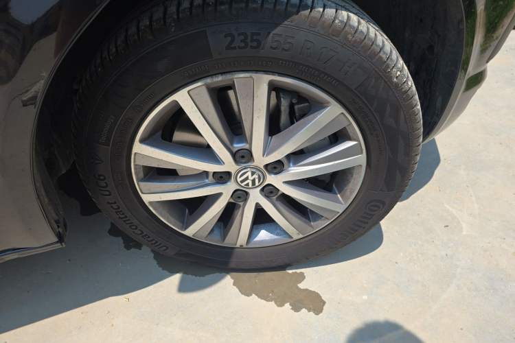 Used Volkswagen Caravelle  Right Front Wheel Hub