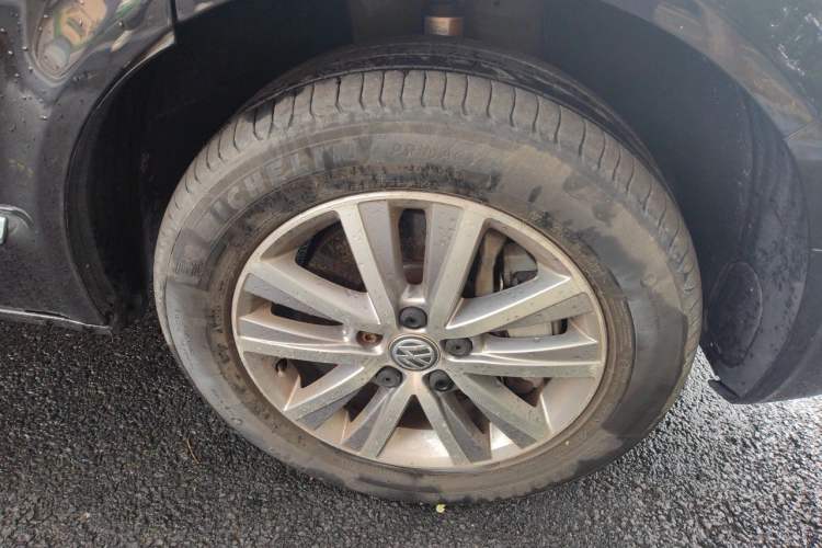 Used Volkswagen Caravelle 2017 2.0 TSI 4x4 Luxury Edition 7-Seater Right Front Wheel Hub