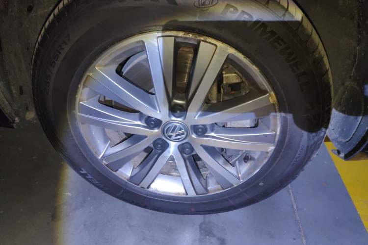 Used Volkswagen Caravelle  Right Front Wheel Hub