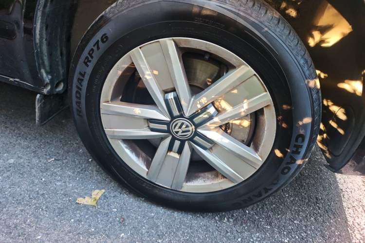 Used Volkswagen Caravelle 2017 2.0 TSI 4x4 Comfort Edition 7-Seater Right Front Wheel Hub