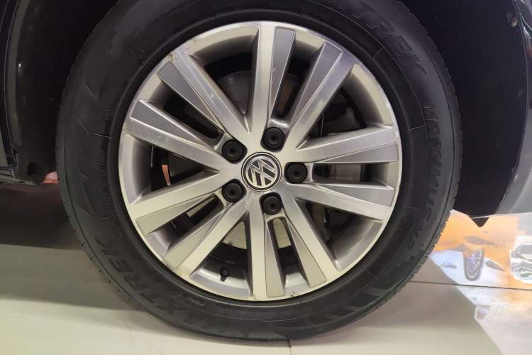 Used Volkswagen Caravelle 2017 2.0 TSI 4x4 Luxury Edition 7-Seater Right Front Wheel Hub