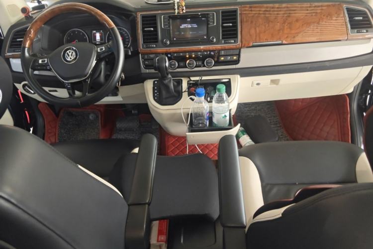 Used Volkswagen Caravelle 2017 2.0 TSI 4x4 Luxury Edition 7-Seater Center Console