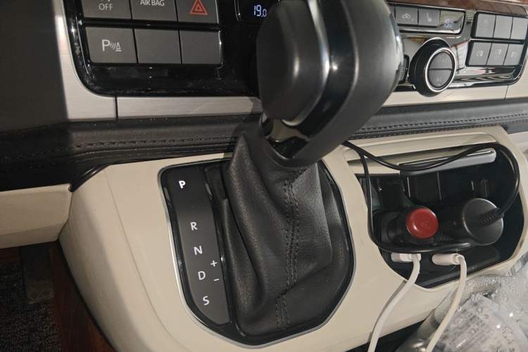 Used Volkswagen Caravelle 2017 2.0 TSI 4x4 Luxury Edition 7-Seater Gear Lever