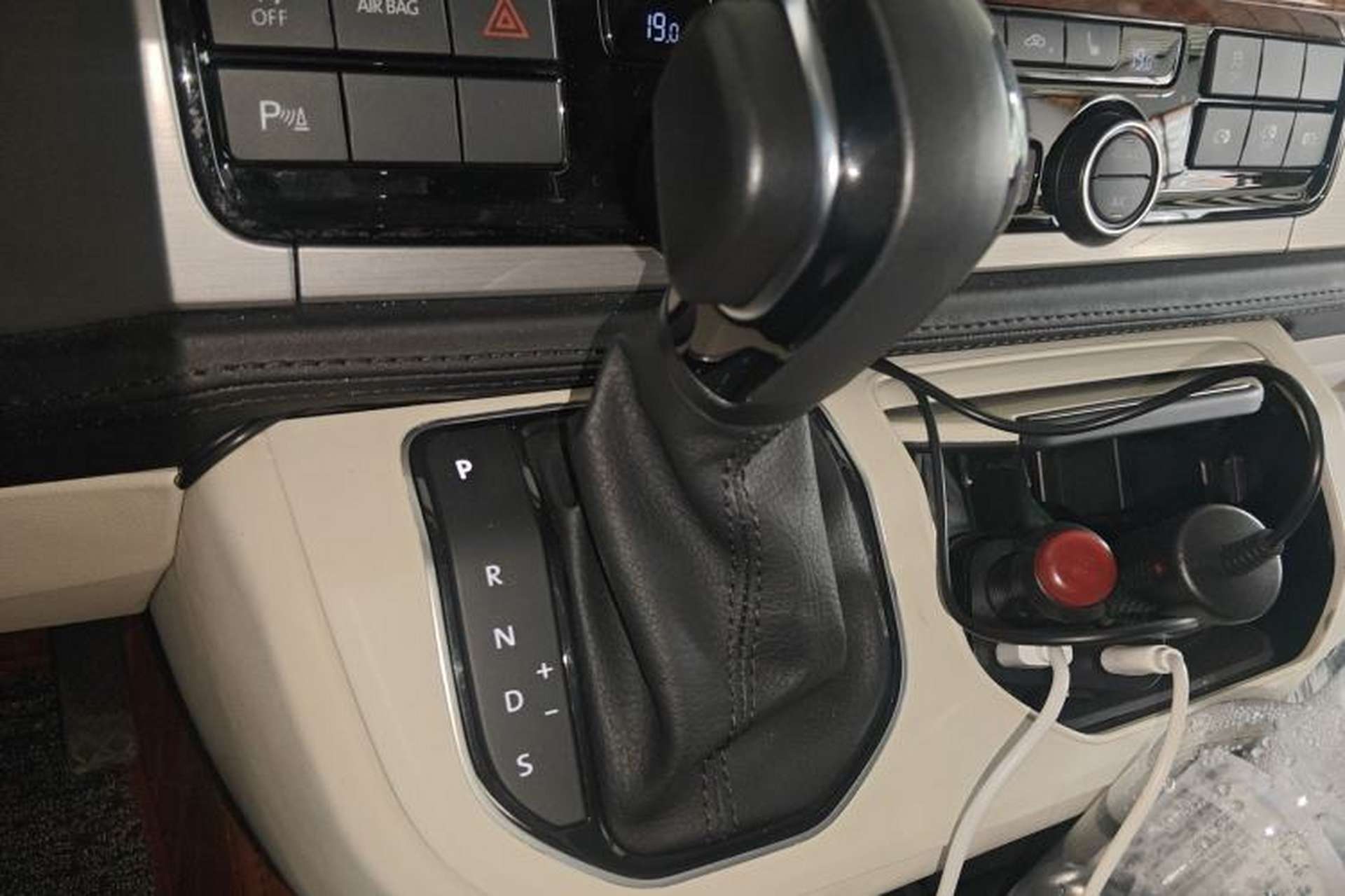 Used Volkswagen Caravelle 2017 2.0 TSI 4x4 Luxury Edition 7-Seater Gear Lever