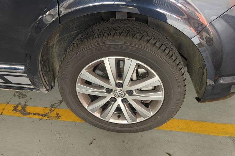 Used Volkswagen Caravelle 2017 2.0 TSI 4x4 Luxury Edition 7-Seater Right Front Wheel Hub