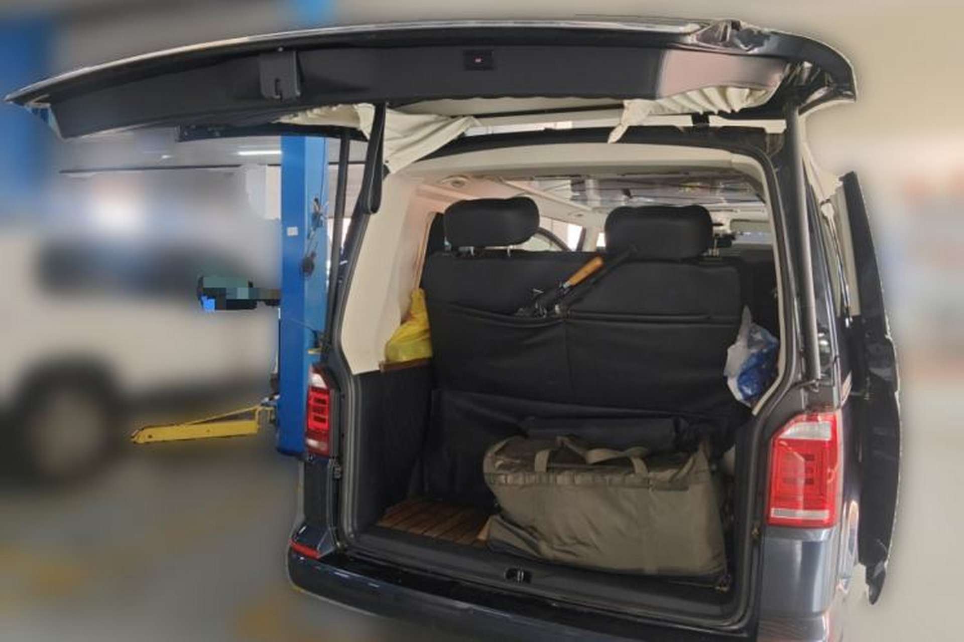 Used Volkswagen Caravelle 2017 2.0 TSI 4x4 Luxury Edition 7-Seater Trunk