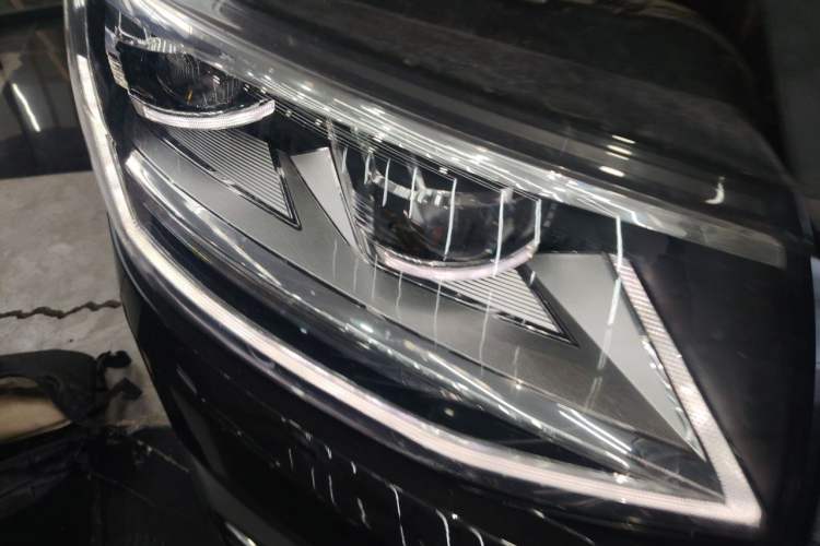 Used Volkswagen Caravelle  Right Front Headlight