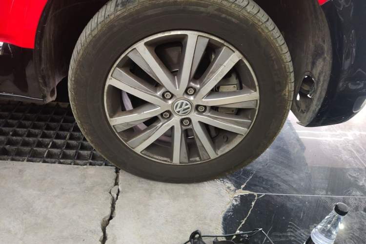 Used Volkswagen Caravelle  Right Front Wheel Hub