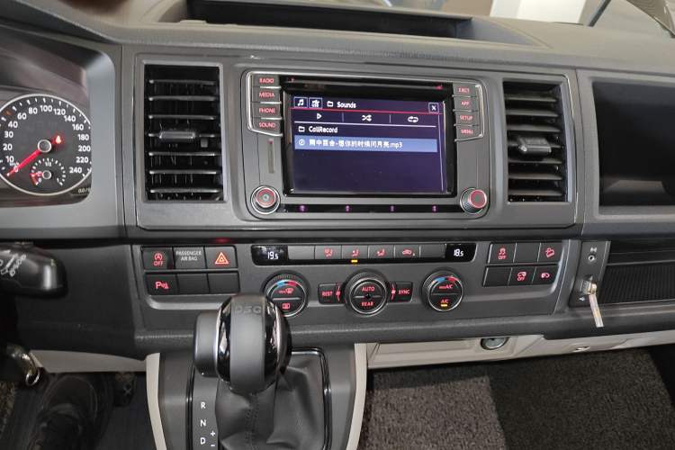 Used Volkswagen Caravelle 2018 2.0 TSI 4x4 Luxury Edition 7-Seater Audio And AC Panel