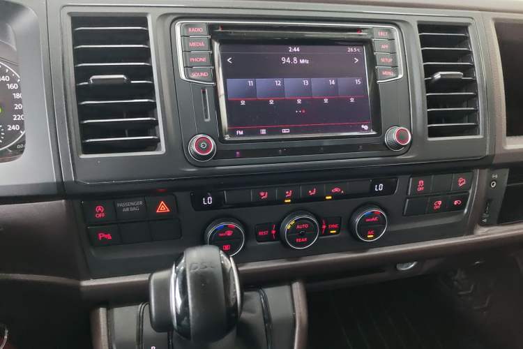 Used Volkswagen Caravelle 2018 2.0 TSI 4x4 Luxury Edition 7-Seater Audio And AC Panel