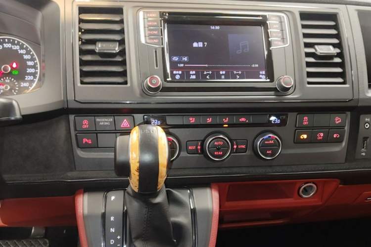 Used Volkswagen Caravelle 2018 2.0 TSI 4x4 Luxury Edition 7-Seater Audio And AC Panel
