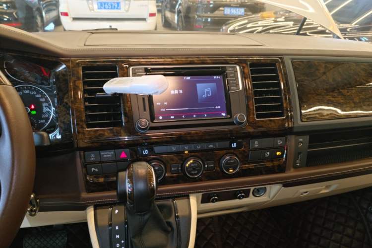 Used Volkswagen Caravelle 2018 2.0 TSI 4x4 Luxury Edition 7-Seater Audio And AC Panel