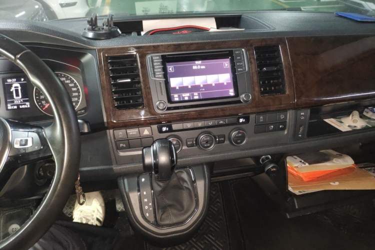 Used Volkswagen Caravelle 2018 2.0 TSI 4x4 Luxury Edition 7-Seater Audio And AC Panel