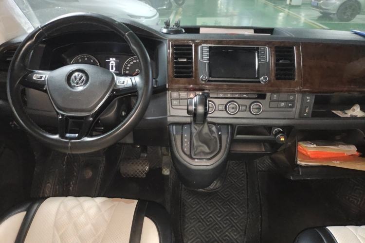 Used Volkswagen Caravelle 2018 2.0 TSI 4x4 Luxury Edition 7-Seater Center Console