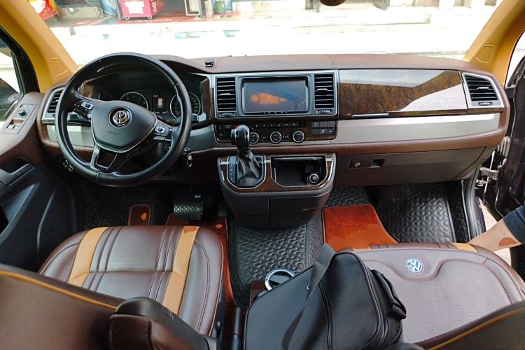 Used Volkswagen Caravelle 2018 2.0 TSI 4x4 Luxury Edition 7-Seater Center Console