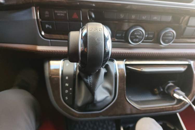 Used Volkswagen Caravelle 2018 2.0 TSI 4x4 Luxury Edition 7-Seater Gear Lever