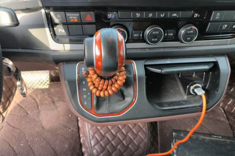 Used Volkswagen Caravelle 2018 2.0 TSI 4x4 Luxury Edition 7-Seater Gear Lever