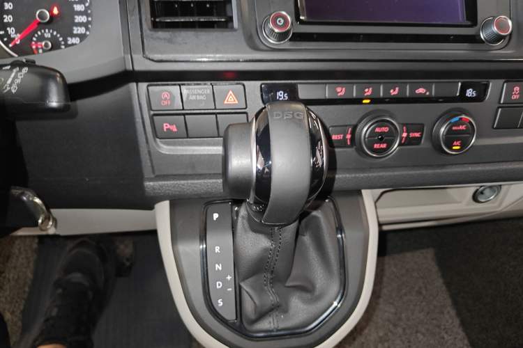 Used Volkswagen Caravelle 2018 2.0 TSI 4x4 Luxury Edition 7-Seater Gear Lever