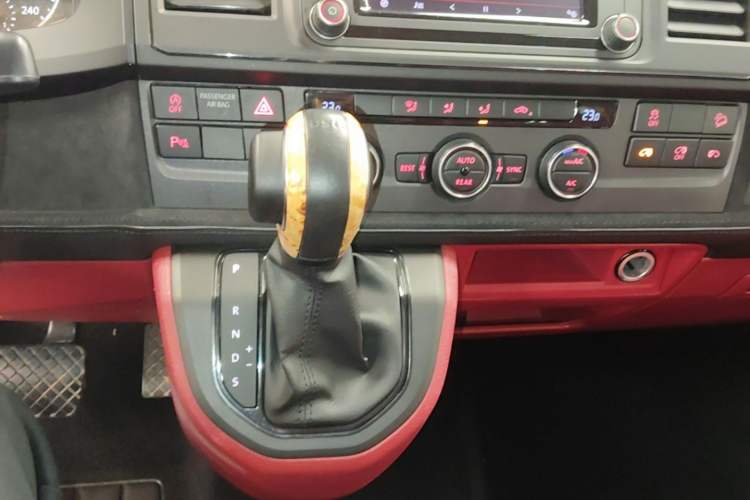 Used Volkswagen Caravelle 2018 2.0 TSI 4x4 Luxury Edition 7-Seater Gear Lever