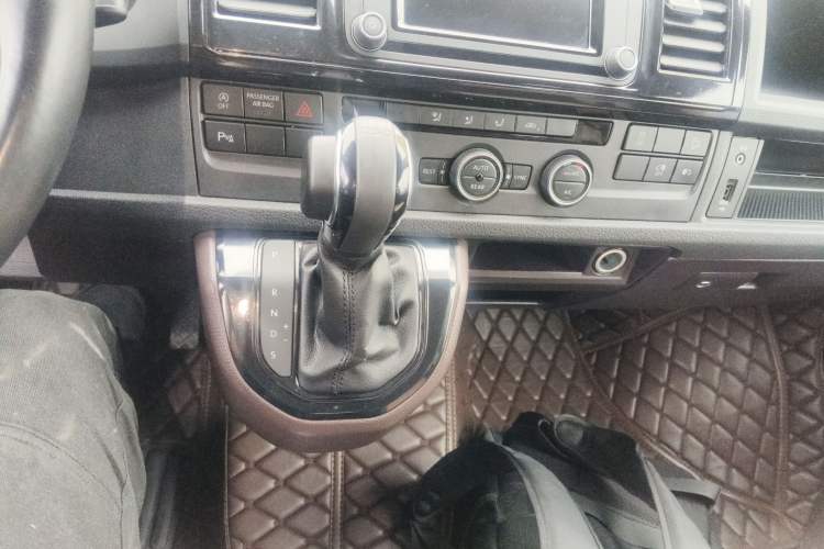 Used Volkswagen Caravelle 2018 2.0 TSI 4x4 Luxury Edition 7-Seater Gear Lever