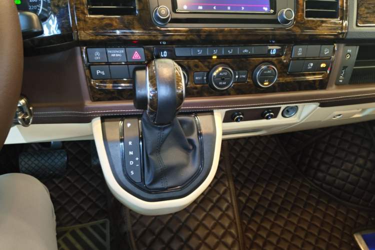 Used Volkswagen Caravelle 2018 2.0 TSI 4x4 Luxury Edition 7-Seater Gear Lever
