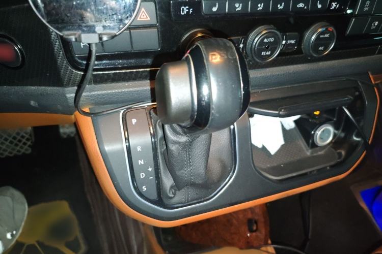 Used Volkswagen Caravelle 2018 2.0 TSI 4x4 Luxury Edition 7-Seater Gear Lever