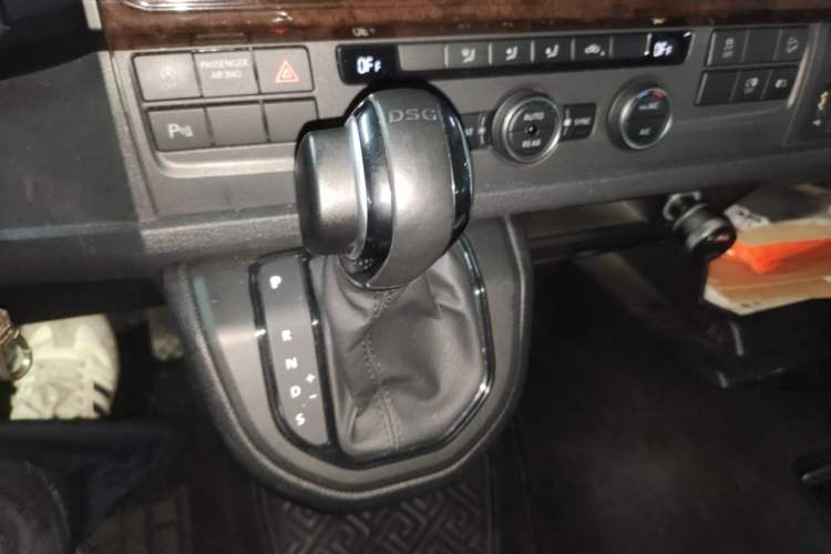 Used Volkswagen Caravelle 2018 2.0 TSI 4x4 Luxury Edition 7-Seater Gear Lever