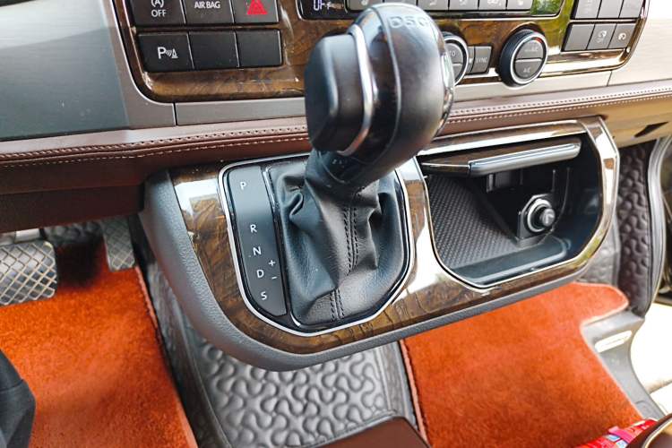 Used Volkswagen Caravelle 2018 2.0 TSI 4x4 Luxury Edition 7-Seater Gear Lever