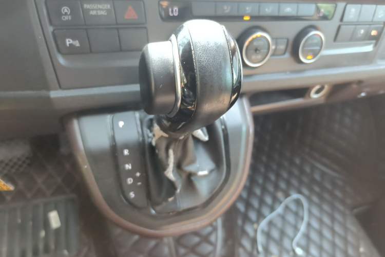 Used Volkswagen Caravelle 2018 2.0 TSI 4x4 Luxury Edition 7-Seater Gear Lever