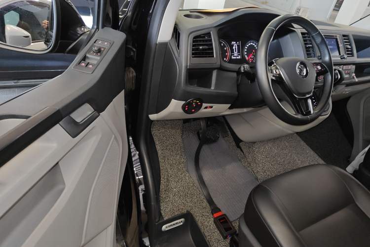 Used Volkswagen Caravelle 2018 2.0 TSI 4x4 Luxury Edition 7-Seater Interior 3