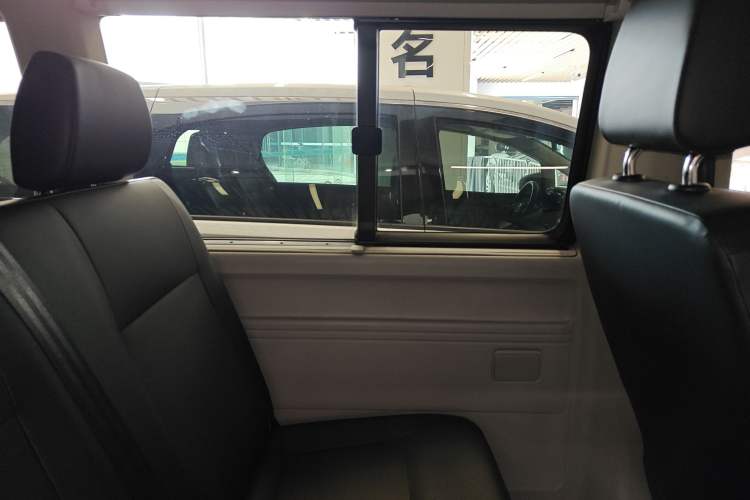 Used Volkswagen Caravelle 2018 2.0 TSI 4x4 Luxury Edition 7-Seater Interior 8