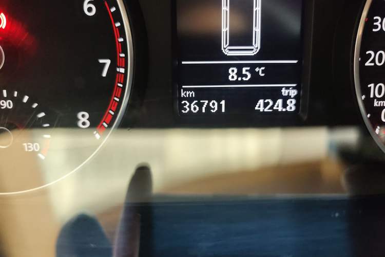 Used Volkswagen Caravelle 2018 2.0 TSI 4x4 Luxury Edition 7-Seater Odometer Close Up