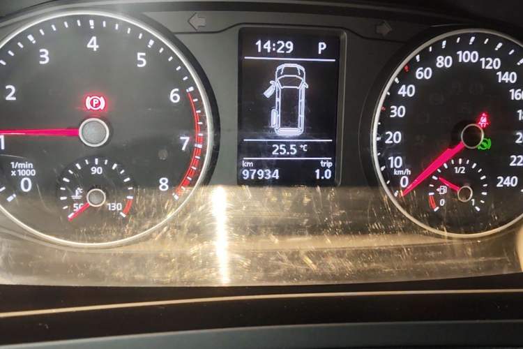 Used Volkswagen Caravelle 2018 2.0 TSI 4x4 Luxury Edition 7-Seater Odometer Close Up