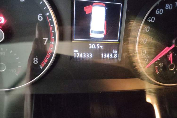 Used Volkswagen Caravelle  Odometer Close Up