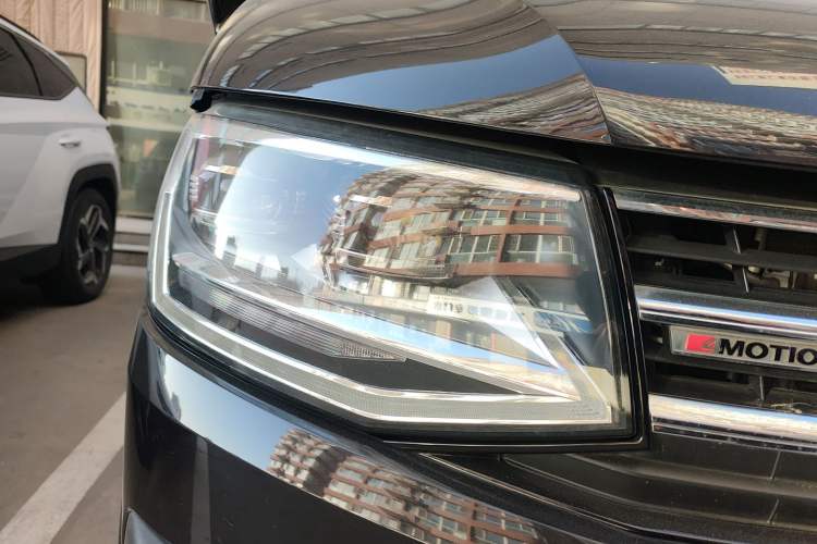 Used Volkswagen Caravelle 2018 2.0 TSI 4x4 Luxury Edition 7-Seater Right Front Headlight