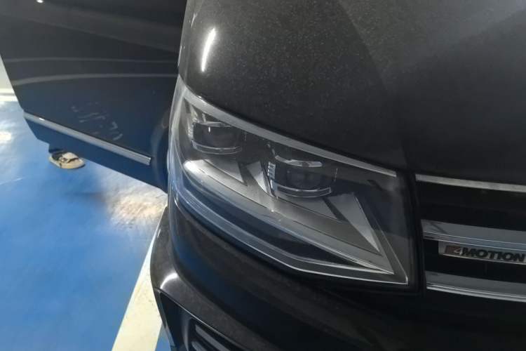 Used Volkswagen Caravelle  Right Front Headlight
