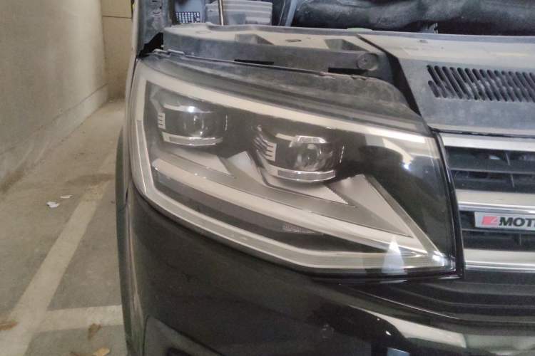 Used Volkswagen Caravelle  Right Front Headlight