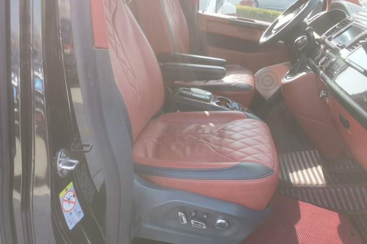 Used Volkswagen Caravelle 2018 2.0 TSI 4x4 Luxury Edition 8 Seats Right Front Seat