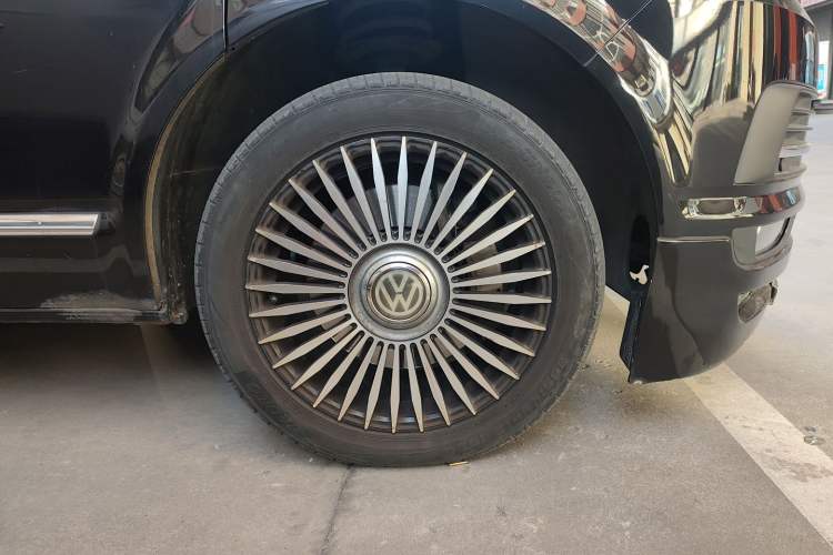 Used Volkswagen Caravelle 2018 2.0 TSI 4x4 Luxury Edition 7-Seater Right Front Wheel Hub
