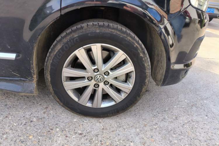 Used Volkswagen Caravelle 2018 2.0 TSI 4x4 Luxury Edition 7-Seater Right Front Wheel Hub