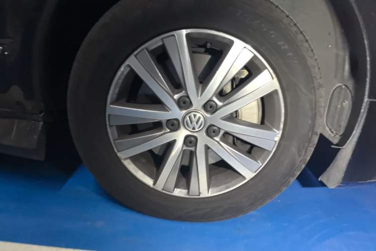 Used Volkswagen Caravelle  Right Front Wheel Hub