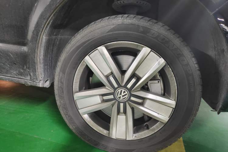 Used Volkswagen Caravelle 2018 2.0 TSI 4x4 Luxury Edition 7-Seater Right Front Wheel Hub