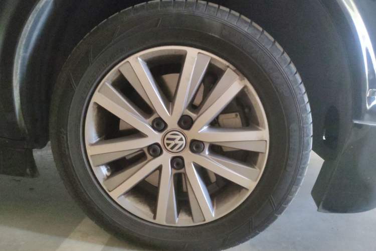 Used Volkswagen Caravelle  Right Front Wheel Hub