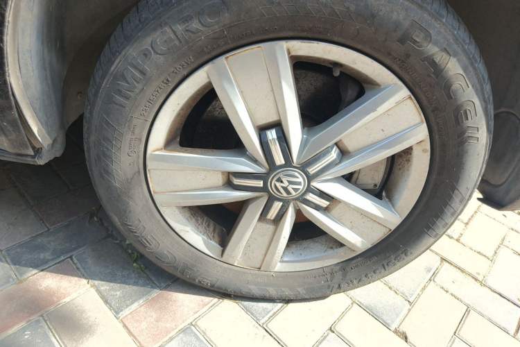 Used Volkswagen Caravelle 2018 2.0 TSI 4x4 Luxury Edition 7-Seater Right Front Wheel Hub